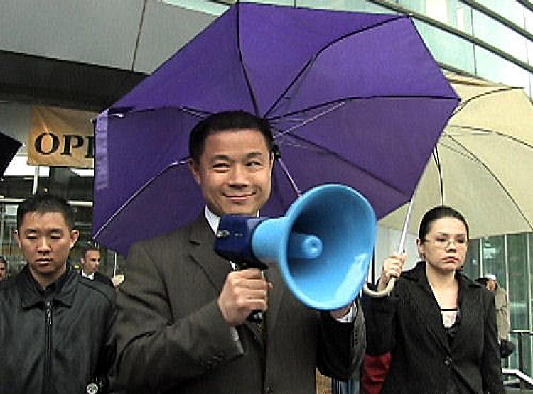 NY councilman John Liu was on the site when large groups of pro-CCP Chinese assaulted Falun Gong practitioners in front of the Queens Library in Flushing on May 20, 2008.  (The Epoch Times)