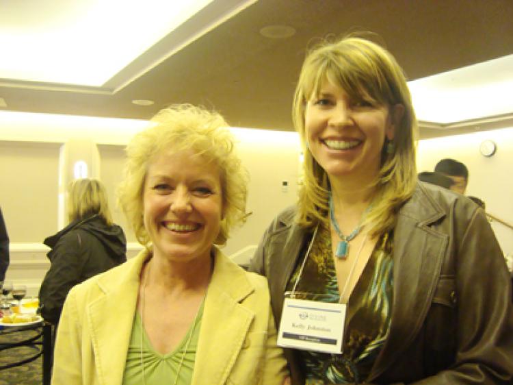 Ms. Johnston (R) and her friend (The Epoch Times) Ms. Johnston (R) and her friend (The Epoch Times)