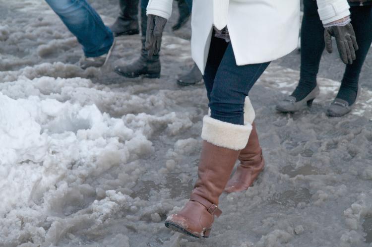 SLUSH PUPPIES: Pedestrians will be navigating the slush and the puddles over the next few days as cleanup continues after the weekend blizzard. (Tim McDevitt/The Epoch Times) SLUSH PUPPIES: Pedestrians will be navigating the slush and the puddles over the next few days as cleanup continues after the weekend blizzard. (Tim McDevitt/The Epoch Times)