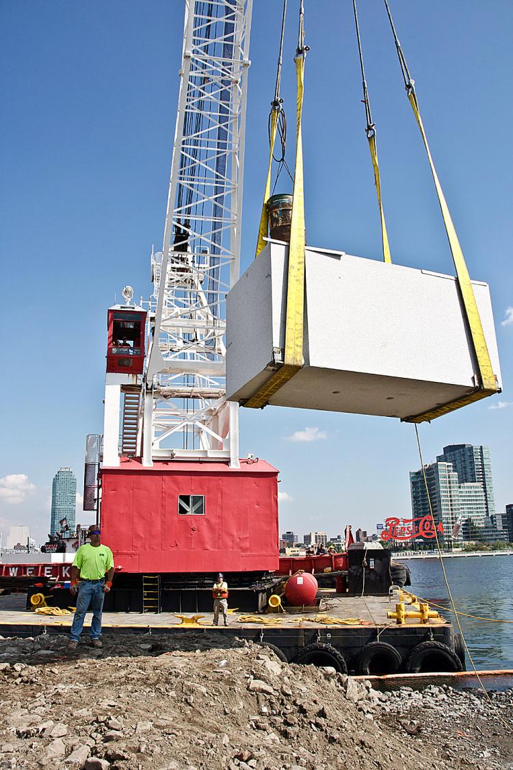 GIANT PILLAR: A crane delivers a 36-ton granite pillar to the south tip of Roosevelt Island on Monday, Sept. 13. The pillar is one of 24 that will comprise part of the Franklin D. Roosevelt Four Freedoms Park, to completed in two years. (Andrea Hayley/Epoch Times Staff) GIANT PILLAR: A crane delivers a 36-ton granite pillar to the south tip of Roosevelt Island on Monday, Sept. 13. The pillar is one of 24 that will comprise part of the Franklin D. Roosevelt Four Freedoms Park, to completed in two years. (Andrea Hayley/Epoch Times Staff)