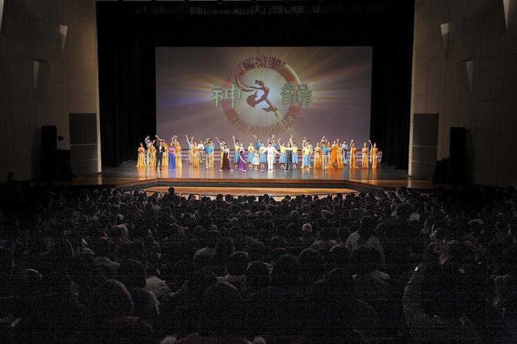 Divine Performing Arts International Company takes its curtain call in Tainan. (Lian Li/The Epoch Times) Divine Performing Arts International Company takes its curtain call in Tainan. (Lian Li/The Epoch Times)