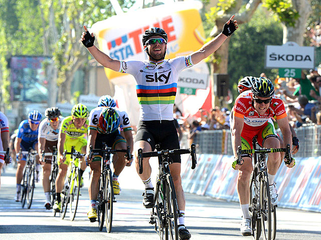 markCavendishTeamSky Sky's Mark Cavendish, in his rainbow-banded World Champion's jersey, beats Matt Goss in his red points leader jersey in Stage Five of the Giro d'Itlaia. (teamsky.com)