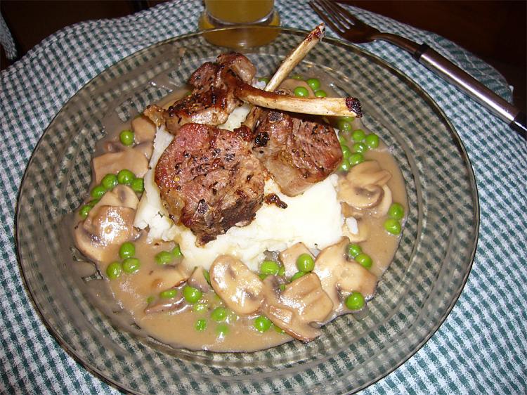 EASY AND DELICIOUS: Tender lamb cutlets on a bed of garlic mash with mushroom and pea sauce. Vegetarians can make this meal without the meat. (Kathryn Shakespear/The Epoch Times) EASY AND DELICIOUS: Tender lamb cutlets on a bed of garlic mash with mushroom and pea sauce. Vegetarians can make this meal without the meat. (Kathryn Shakespear/The Epoch Times)