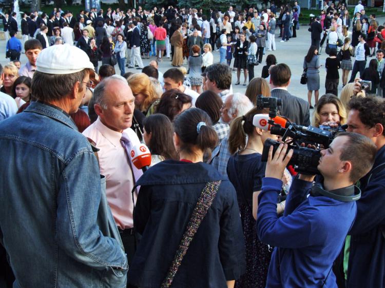Prof. Dumitru Roman, representative of the Moldovan Falun Dafa Association, speaks to Moldovan local media in Chisinau, amidst hundreds peacefully appealing to have Shen Yun perform in Moldova May 25. (The Epoch Times)