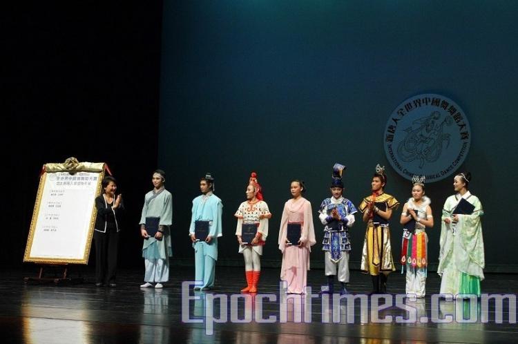 Eight dancers from the Asia-Pacific preliminary contest move on to the next round in the second World Chinese Classical Dance Competition. (Wu Buhua/The Epoch Times) Eight dancers from the Asia-Pacific preliminary contest move on to the next round in the second World Chinese Classical Dance Competition. (Wu Buhua/The Epoch Times)