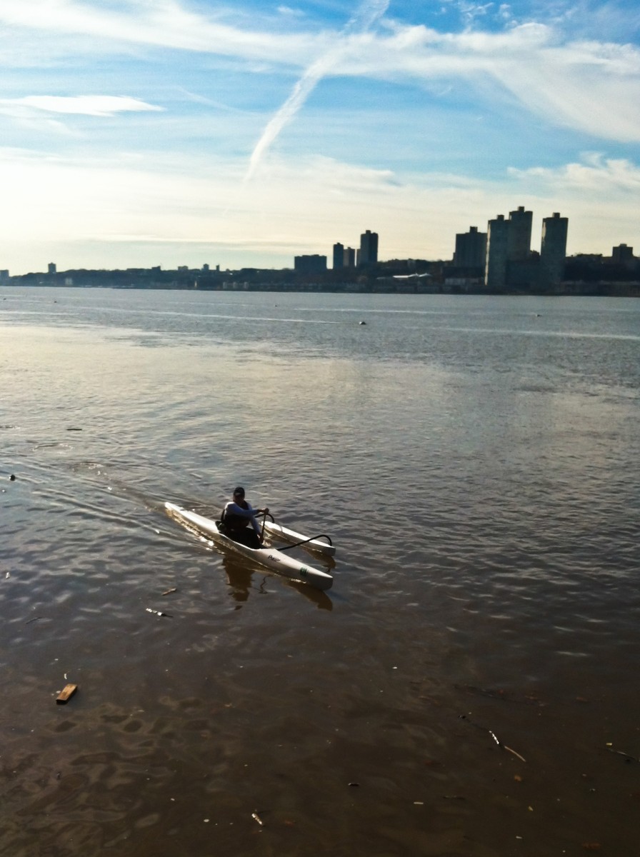 nywater20111126_Hudson+River An outrigger canoe paddler heads down the Hudson River during the summer. (Charlotte Cuthbertson/The Epoch Times)