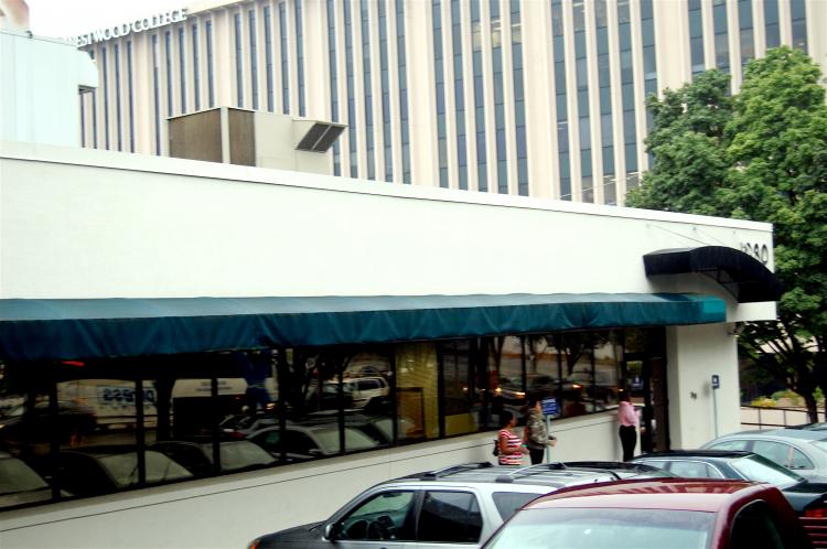 The parking lot at Senator Obama's Atlanta headquarters is full of cars on a recent weeknight. (Mary Silver/The Epoch Times) The parking lot at Senator Obama's Atlanta headquarters is full of cars on a recent weeknight. (Mary Silver/The Epoch Times)