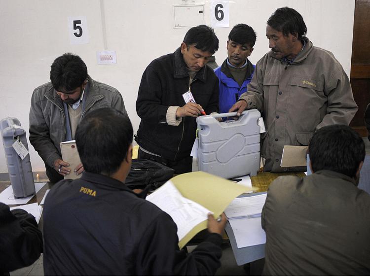 Indian polling officials seal and certify the voting machines after the end of voting at a counting centre in Leh town in Ladakh parliamentary constituency in the northern Indian state of Jammu and Kashmir on May 13, 2009. (Manpreet Romana/AFP/Getty Images) Indian polling officials seal and certify the voting machines after the end of voting at a counting centre in Leh town in Ladakh parliamentary constituency in the northern Indian state of Jammu and Kashmir on May 13, 2009. (Manpreet Romana/AFP/Getty Images)