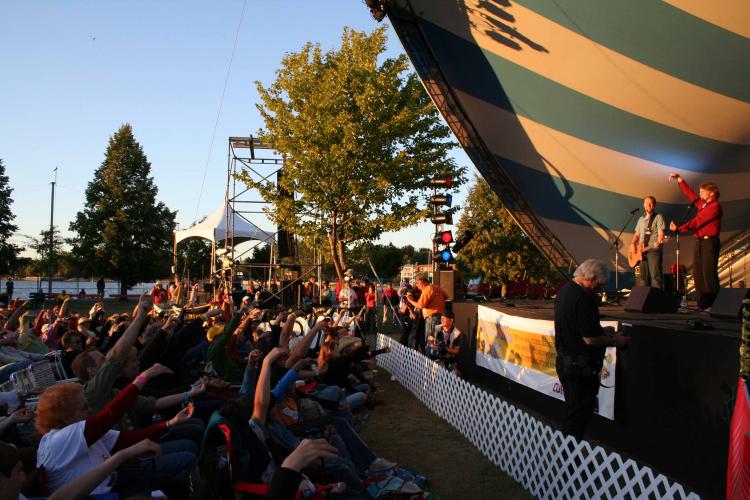 The audience at the 2007 Ottawa Folk Festival participates in the 'Alligator Song' performed by The Arrogant Worms. (Joyce MacPhee) The audience at the 2007 Ottawa Folk Festival participates in the 'Alligator Song' performed by The Arrogant Worms. (Joyce MacPhee)