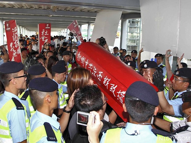 Honk Kong protesters carry a mock coffin commemorating those who died in the Tiananmen Square massacre. (Courtesy of NTD Television)