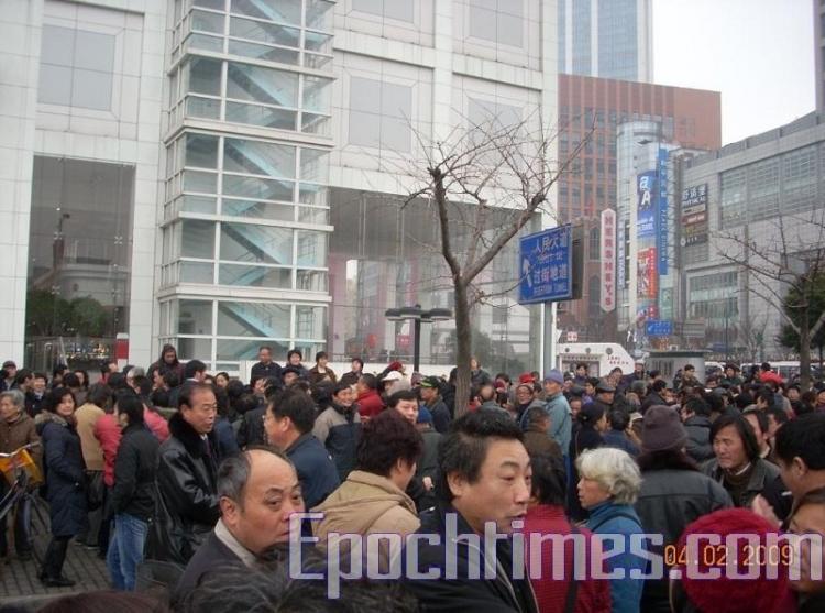 Chinese policemen are questioning passers-by. (The Epoch Times)