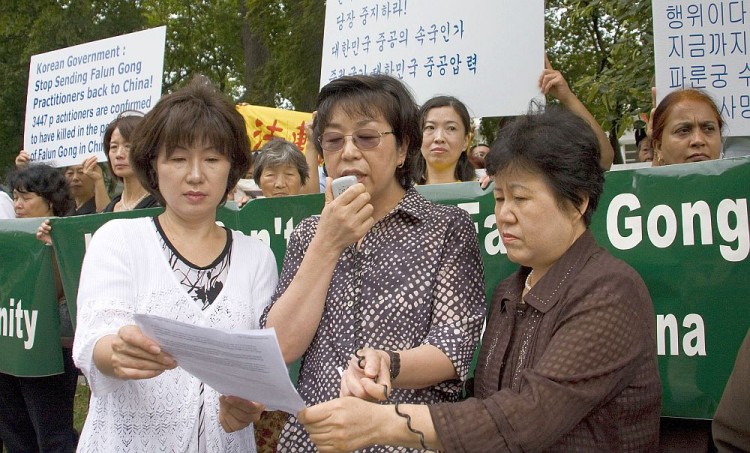 Three Falun Gong practitioners of Korean ethnicity appeal to the South Korean ambassador to intervene to stop more deportations of Falun Gong refugees. The protest occurred on Sep. 15 in Washington, D.C. (Lisa Fan/ Epoch Times) Three Falun Gong practitioners of Korean ethnicity appeal to the South Korean ambassador to intervene to stop more deportations of Falun Gong refugees. The protest occurred on Sep. 15 in Washington, D.C. (Lisa Fan/ Epoch Times)