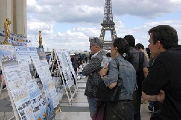 Tourists from all over the world reading the signs at the Paris Human Rights Square. (The Epoch Times) Tourists from all over the world reading the signs at the Paris Human Rights Square. (The Epoch Times)