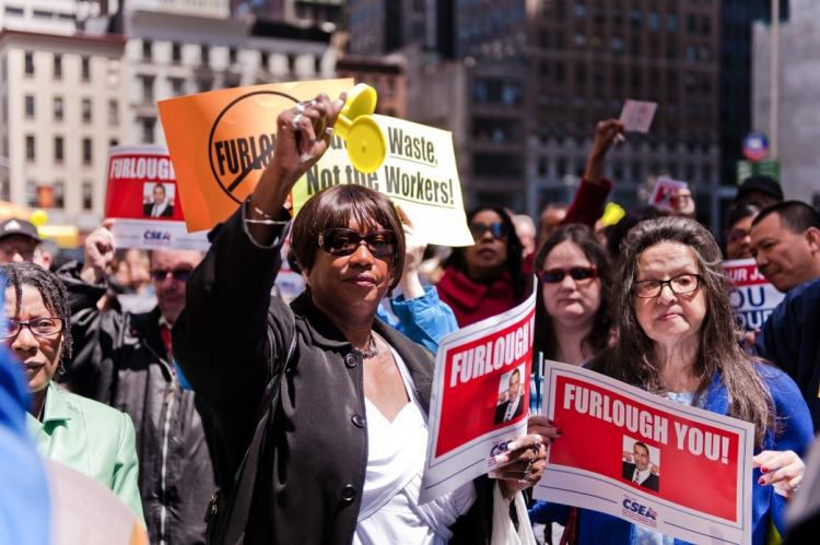 State workers protest furloughs at the 90 Center Street Federal Office Building in Lower Manhattan on Monday. (Aloysio Santos/The Epoch Times) State workers protest furloughs at the 90 Center Street Federal Office Building in Lower Manhattan on Monday. (Aloysio Santos/The Epoch Times)