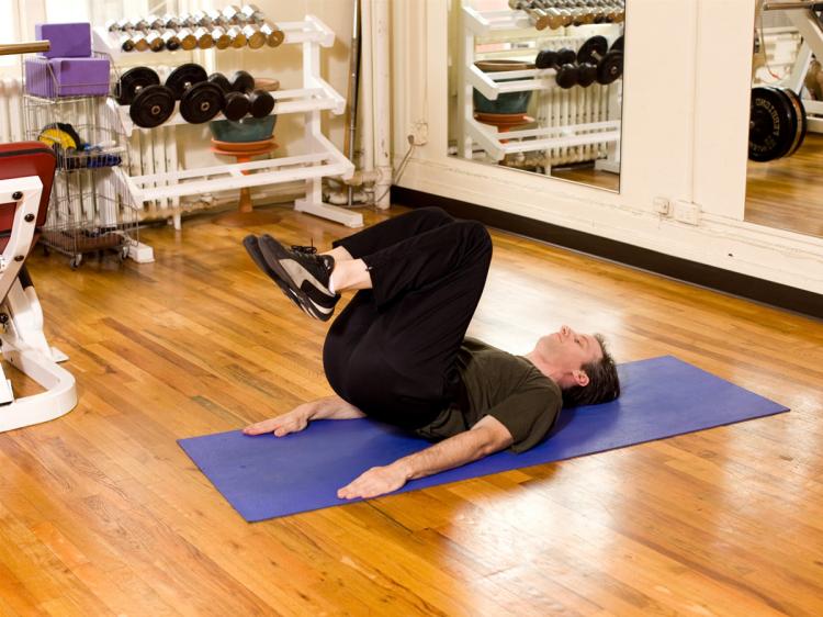 Practice this exercise to develop a strong core. (Henry Chan/The Epoch Times) Practice this exercise to develop a strong core. (Henry Chan/The Epoch Times)
