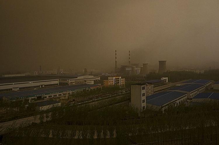 Around 4 p.m. on April 26, a serious sandstorm with strong winds hits Pingyin County in East China's Shandong Province. ()