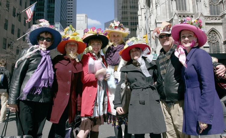 FAMILY HATS: Melinda Snyder (L) brought her daughter Jenny Beth Snyder (2nd from L) a suitcase full of hats from Nashville, Tenn., and the family and some friends paraded together in fine Southern style. (Tim McDevitt/The Epoch Times) FAMILY HATS: Melinda Snyder (L) brought her daughter Jenny Beth Snyder (2nd from L) a suitcase full of hats from Nashville, Tenn., and the family and some friends paraded together in fine Southern style. (Tim McDevitt/The Epoch Times)