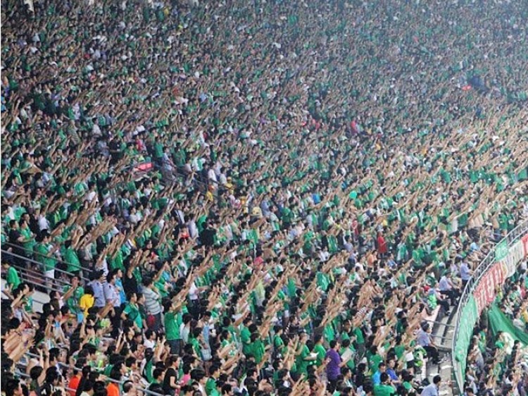 Fans at Beijing Worker's Stadium point their index fingers to the sky in a silent act of mourning, on Aug. 1 prior to a match between Beijing Guoan and Guangzhou GAC. (Weibo.com) Fans at Beijing Worker's Stadium point their index fingers to the sky in a silent act of mourning, on Aug. 1 prior to a match between Beijing Guoan and Guangzhou GAC. (Weibo.com)