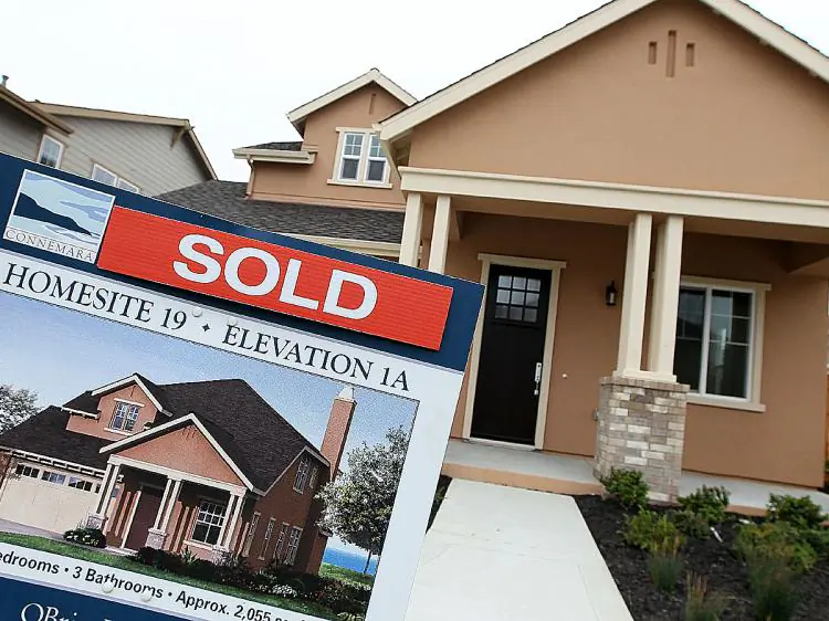A National Association of Realtors (NAR) report shows homeowners are happier and healthier than non-owners. (Justin Sullivan/Getty Images)