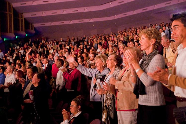 The audience at the closing DPA show in Sarasota rises to applaud the cast at curtain call. (Mark Zou/The Epoch Times) The audience at the closing DPA show in Sarasota rises to applaud the cast at curtain call. (Mark Zou/The Epoch Times)