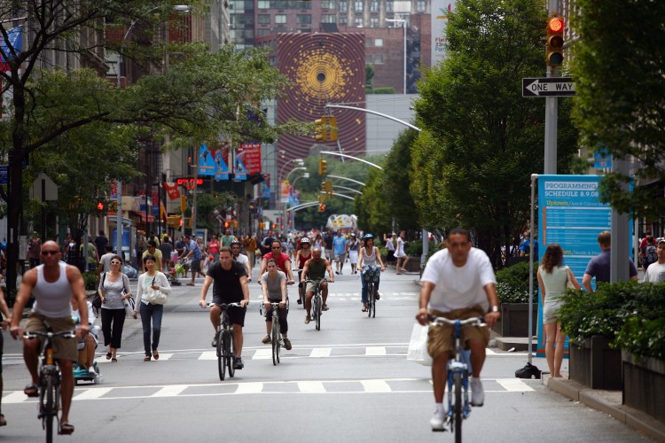 SUMMER STREETS: New Yorkers can enjoy a car-free Park Avenue on Saturday mornings Aug. 6, 13, and 20, as part of Summer Streets. ( Michael Nagle/Getty Images ) SUMMER STREETS: New Yorkers can enjoy a car-free Park Avenue on Saturday mornings Aug. 6, 13, and 20, as part of Summer Streets. ( Michael Nagle/Getty Images )