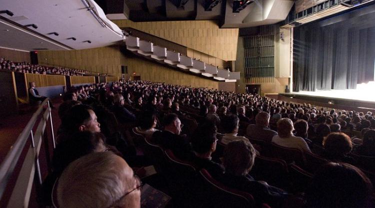 Audience of Shen Yun Performing Arts 2009 World Tour at the Queen Elizabeth Theatre on Sunday afternoon (Yi Yuan/The Epoch Times)