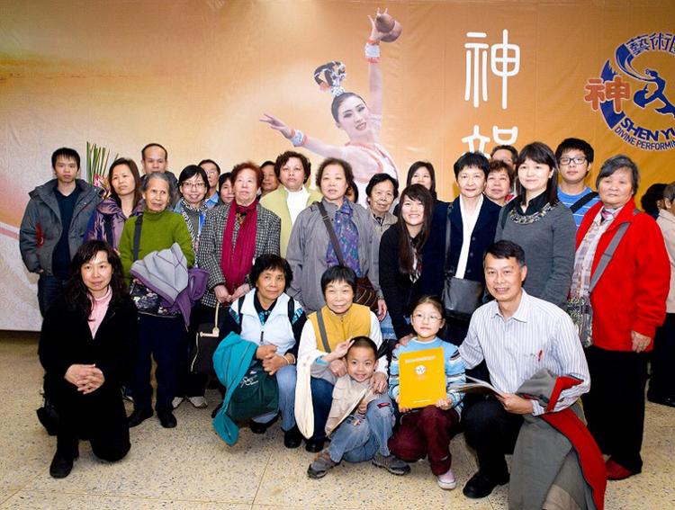 A group of thirty people from Hong Kong arrived in Taichung to watch New York's Shen Yun Performing Arts. (Tang Bin/The Epoch Times) A group of thirty people from Hong Kong arrived in Taichung to watch New York's Shen Yun Performing Arts. (Tang Bin/The Epoch Times)