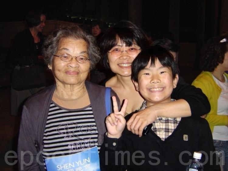 Ms. Hsiou Yee-chin, former clarinetist of the National Taiwan Symphony Orchestra, came to the Hui-Sun Auditorium of National Chung Hsing University with family members to watch Shen Yun performing Arts New York Company in Taichung City on April 17. (Zheng Yichen/ The Epoch Times)