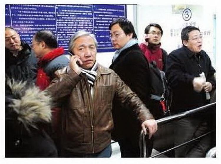 A victim of one of the biggest scandals of official corruption in the Chinese anti-virus industry, the now grey-haired Tian Yakui talks on his cell phone. (Internet photo) A victim of one of the biggest scandals of official corruption in the Chinese anti-virus industry, the now grey-haired Tian Yakui talks on his cell phone. (Internet photo)