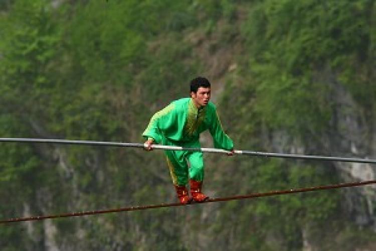 25-year-old Samit Ijon set the new world record for accomplishing the steepest long-distance tightrope walking. (The Epoch Times) 25-year-old Samit Ijon set the new world record for accomplishing the steepest long-distance tightrope walking. (The Epoch Times)