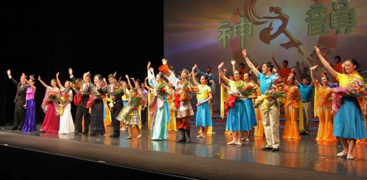 Curtain call at the close of the first of 7 DPA 2009 World Tour shows in Toronto. (The Epoch Times)