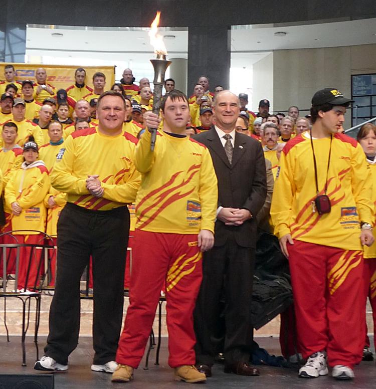 CARRYING THE TORCH: Special Olympians and law enforcement professionals together welcomed the Flame of Hope to New York ahead of the Special Olympics Winter Gamers in Boise, Idaho Feb. 7-13. (Christine Lin/The Epoch Times) CARRYING THE TORCH: Special Olympians and law enforcement professionals together welcomed the Flame of Hope to New York ahead of the Special Olympics Winter Gamers in Boise, Idaho Feb. 7-13. (Christine Lin/The Epoch Times)