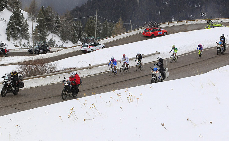 trentinosnowWEB Domenico Pozzovivo attacks, followed Carlos Betancur and Darwin Atapuma, while Sylvester Szmyd and Damiano Cunego try to keep up. (colango.com)