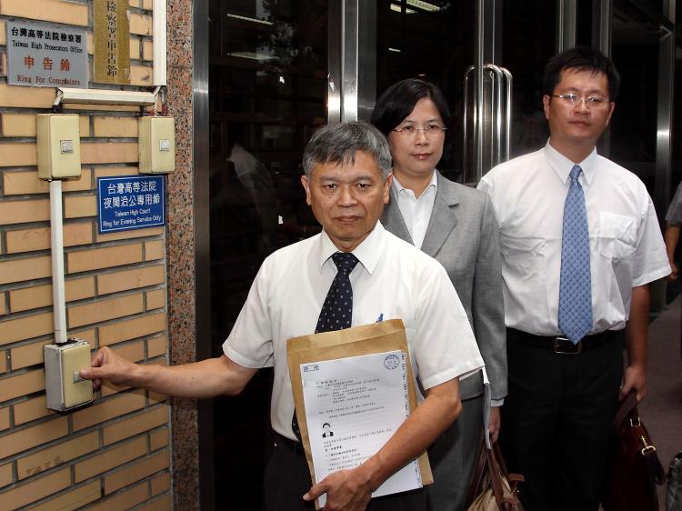 Professor Chang Ching-hsi (left), president of Taiwan Falun Dafa Association, and attorney Theresa Chu (middle) file a lawsuit at the Taiwan High Prosecutors' office against Guangdong Province governor Huang Huahua, Aug. 16, 2010. (minghui.org) Professor Chang Ching-hsi (left), president of Taiwan Falun Dafa Association, and attorney Theresa Chu (middle) file a lawsuit at the Taiwan High Prosecutors' office against Guangdong Province governor Huang Huahua, Aug. 16, 2010. (minghui.org)