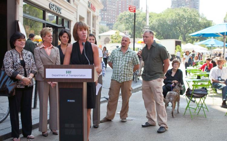 Department of Transportation Commissioner Janette Sadik-Khan unveils a pedestrian plaza and improved traffic regulations in Union Square this Wednesday. (The Epoch Times) Department of Transportation Commissioner Janette Sadik-Khan unveils a pedestrian plaza and improved traffic regulations in Union Square this Wednesday. (The Epoch Times)