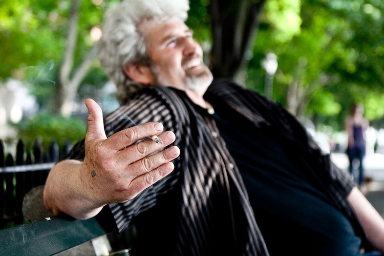 CIGARETTE BREAK: Barry takes a break from walking with his dog in Battery Park on Thursday. (Amal Chen/The epoch Times)