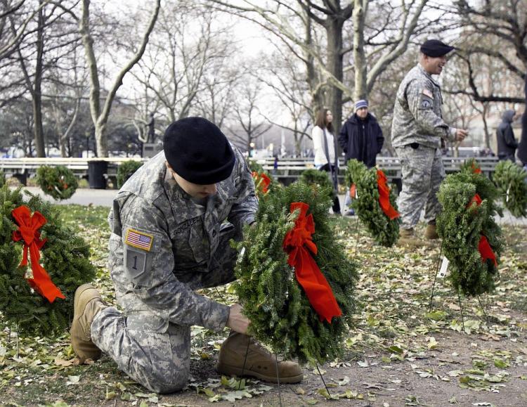A soldier places a wreath in Battery Park in lower Manhattan on Saturday. December 11 is Wreaths Across America Day, a day to remember those that have died in service to the U.S. (Phoebe Zheng/The Epoch Times) A soldier places a wreath in Battery Park in lower Manhattan on Saturday. December 11 is Wreaths Across America Day, a day to remember those that have died in service to the U.S. (Phoebe Zheng/The Epoch Times)
