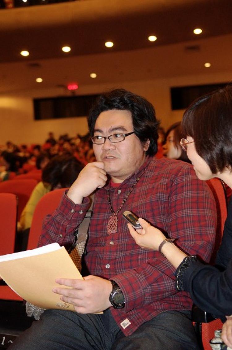 Tan Chongsyong, a vocalist, brings his grandmother along to watch Divine Performing Arts. (Yuan Li/The Epoch Times) Tan Chongsyong, a vocalist, brings his grandmother along to watch Divine Performing Arts. (Yuan Li/The Epoch Times)
