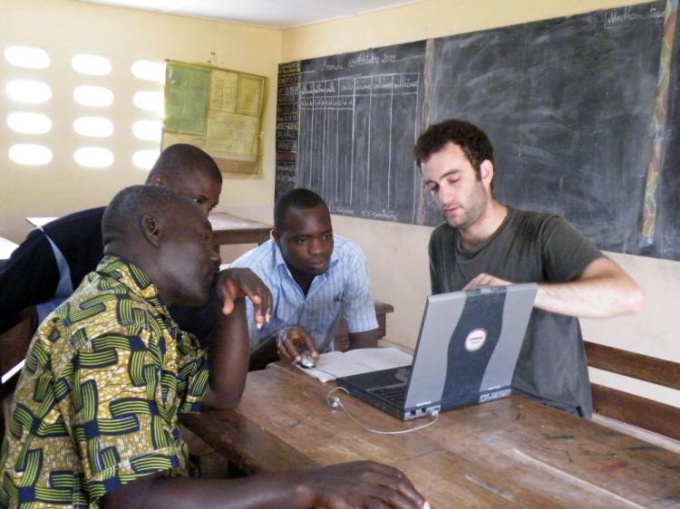 Amir Kaplan teaching Ivory Coast villagers to use computers for their first time. (Yuval Russek) Amir Kaplan teaching Ivory Coast villagers to use computers for their first time. (Yuval Russek)