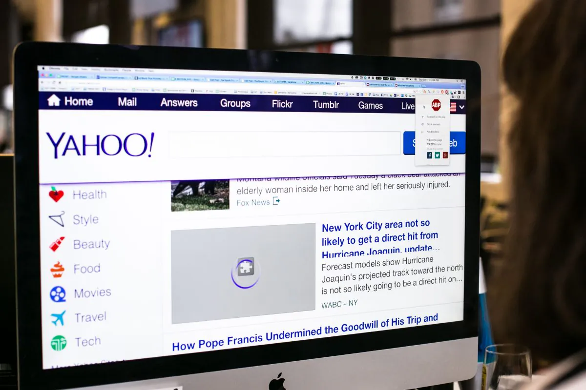 An Epoch Times staff members views the Yahoo home page with the Adblock Plus app installed on her computer in New York on OCt. 1, 2015. (Benjamin Chasteen/Epoch Times)