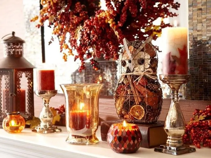 Fall colours decorate a table for Thanksgiving. (eieihome.com)
