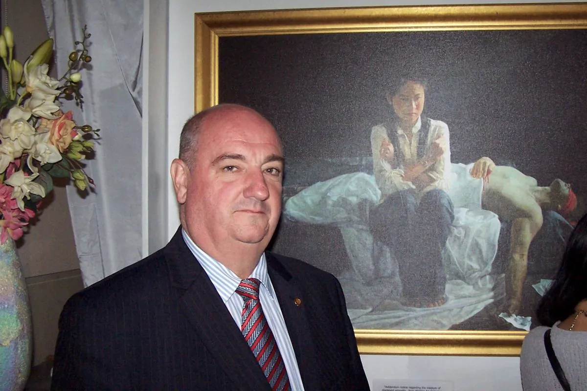 Michael Hart MP, State Member for Burleigh, attended the opening of The Art of Zhen Shan Ren exhibition at Watling Galleries, Sept. 25, 1015. Michael stands beside ‘A Tradegy in China’ by Yuan Li, Oil on Canvas. (Laurel Andress/Epoch Times)