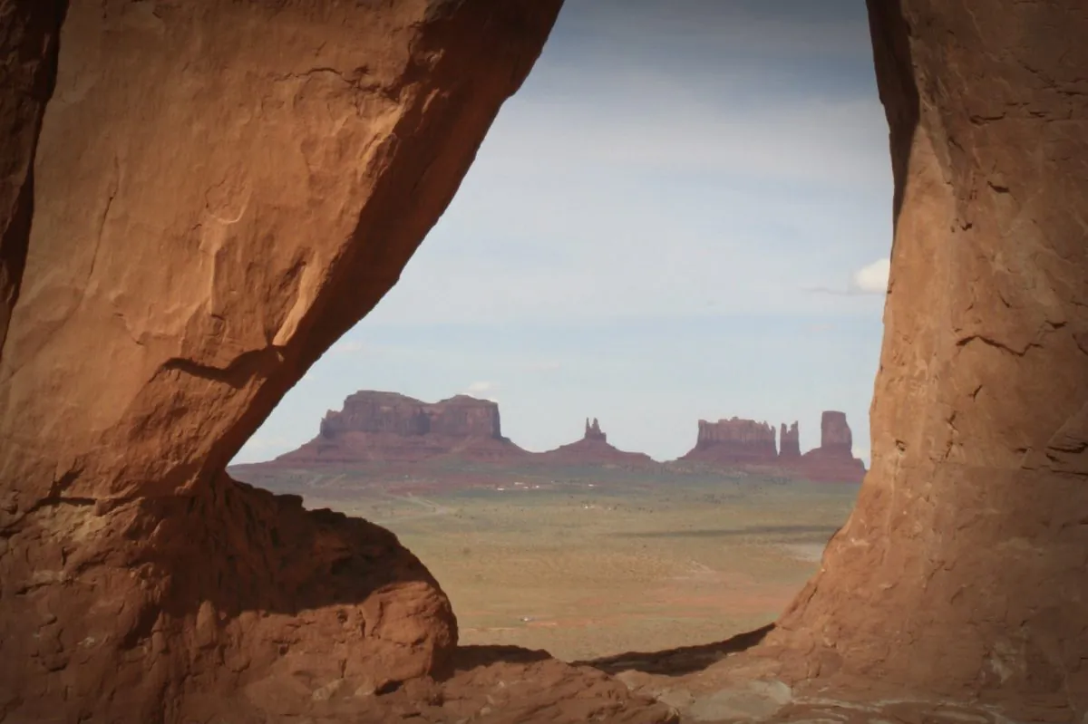 Teardrop Arch in Monument Valley Navajo Tribal Park. Navajo legends speak of the Starnake, a race of white giants. (Urosr/iStock)