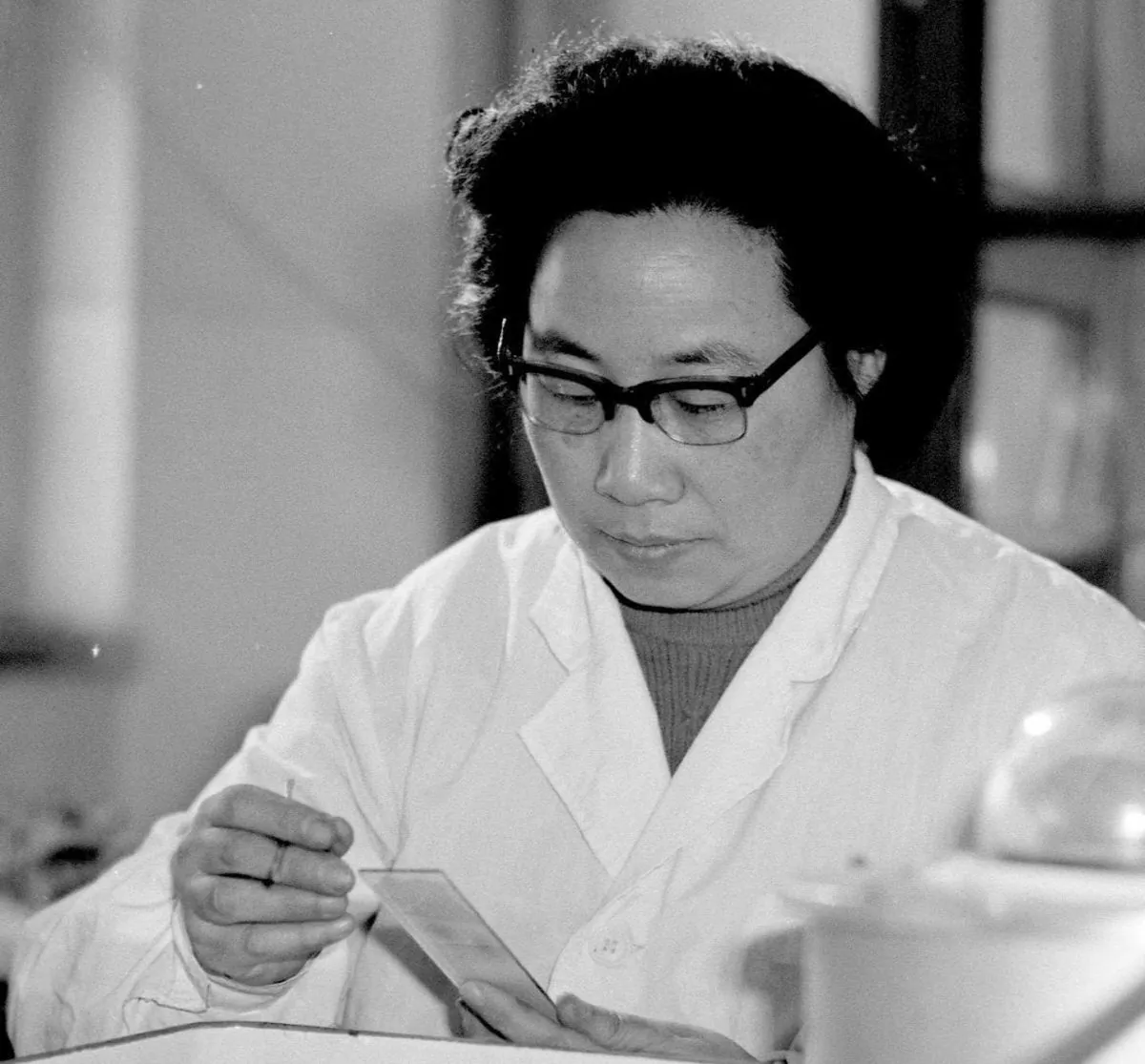 Tu Youyou, a pharmacologist with the China Academy of Chinese Medical Sciences in Beijing, working on artemisinin, a drug therapy for malaria, in 1980s China. (Yang Wumin/Xinhua via AP)