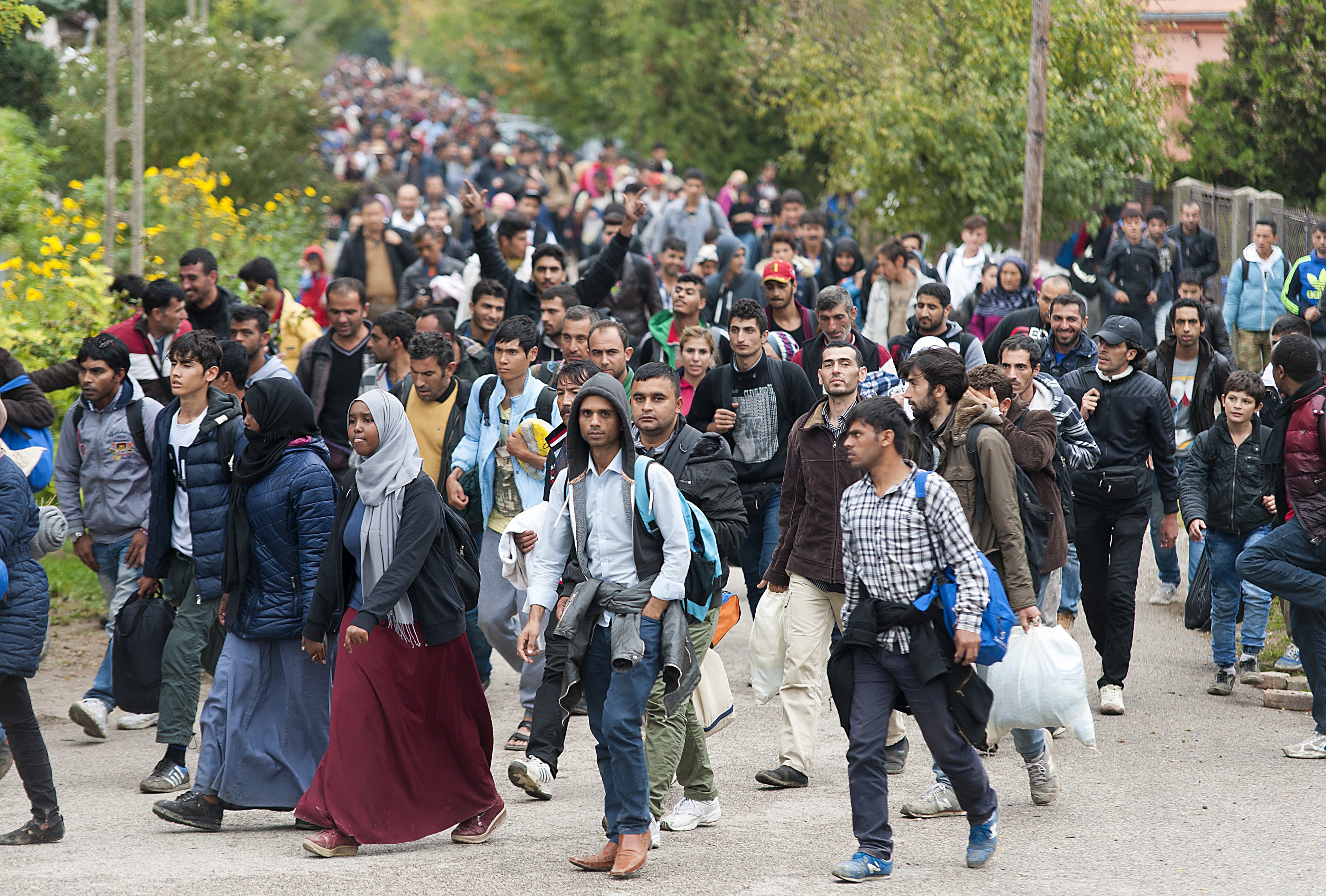 Мигранты кто это такие. Беженцы в Германии 2015 год. Миграционный кризис в Германии 2015. Мигранты в Европе. Толпа мигрантов.