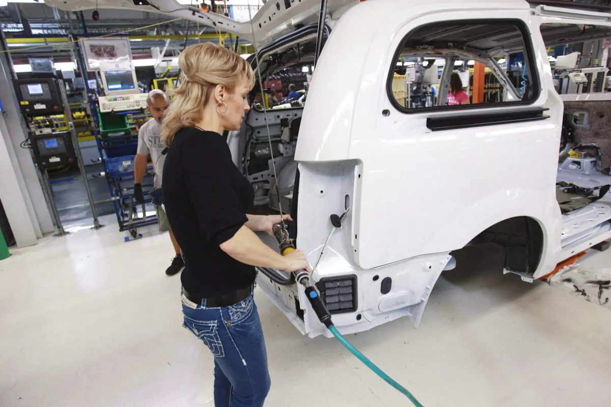 A worker on the production line at Chrysler’s assembly plant in Windsor, Ont., on Jan. 18, 2011. (The Canadian Press/Geoff Robins)