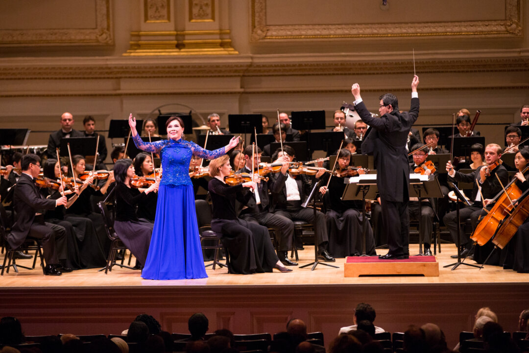 Soprano Haolan Geng performs with the Shen Yun Symphony Orchestra at Carnegie Hall, on Oct. 10, 2015. (Larry Dye/Epoch Times)