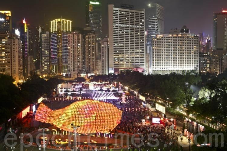 A giant fish sculpture made from 2,360 traditional Chinese lanterns and over 2,000 bamboo sticks lights up Hong Kong's Victoria Park in celebration of Mid-Autumn Festival. (Song Xianglong/The Epoch Times) A giant fish sculpture made from 2,360 traditional Chinese lanterns and over 2,000 bamboo sticks lights up Hong Kong's Victoria Park in celebration of Mid-Autumn Festival. (Song Xianglong/The Epoch Times)