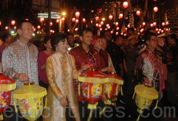 The Minister of Tourism and leaders of local Chinese organizations lead the lantern parade in Kuala Lumpur, Malaysia. (Yang Xiaohui/The Epoch Times) The Minister of Tourism and leaders of local Chinese organizations lead the lantern parade in Kuala Lumpur, Malaysia. (Yang Xiaohui/The Epoch Times)