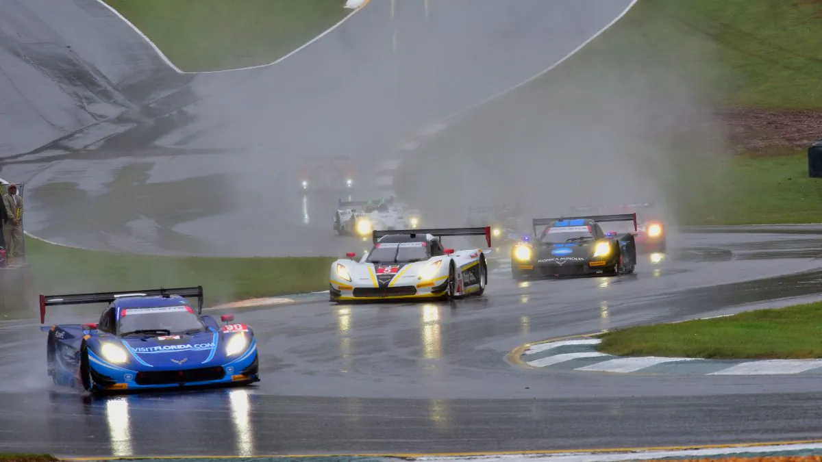 The #90 Spirit of Daytona Coyote-Corvette leads the #5 Action Express Coyote Corvette and the rest of the field at the 2015 Tudor SportsCar Champiopnship Petit Le Mans (Bill Kent/Epoch Times)